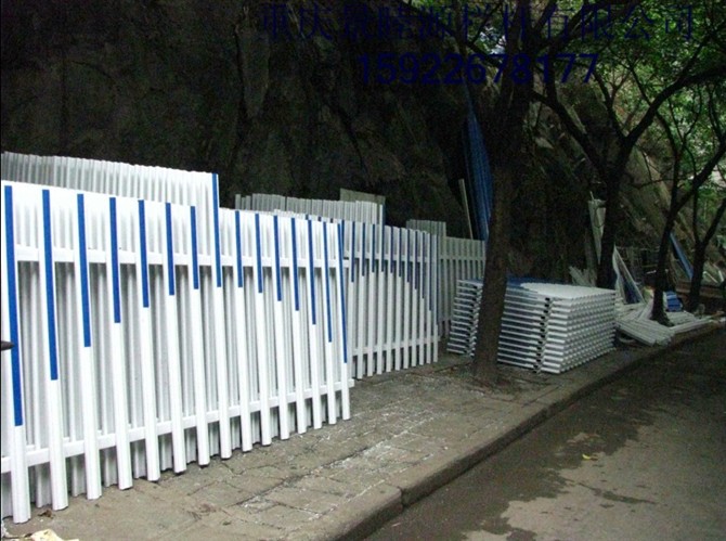 护栏网广泛的用于高速公路路途阻隔